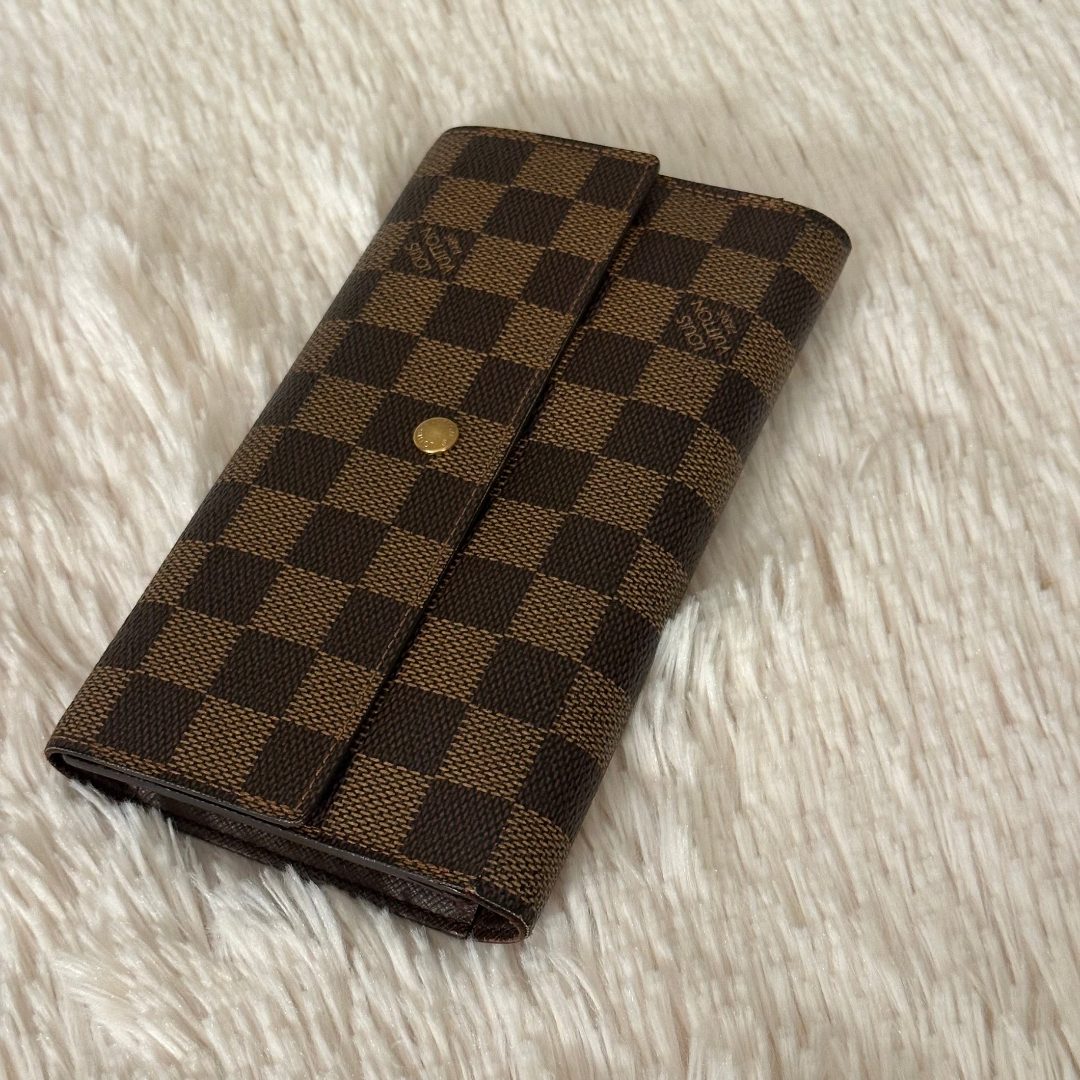 International Wallet in Damier Ebene