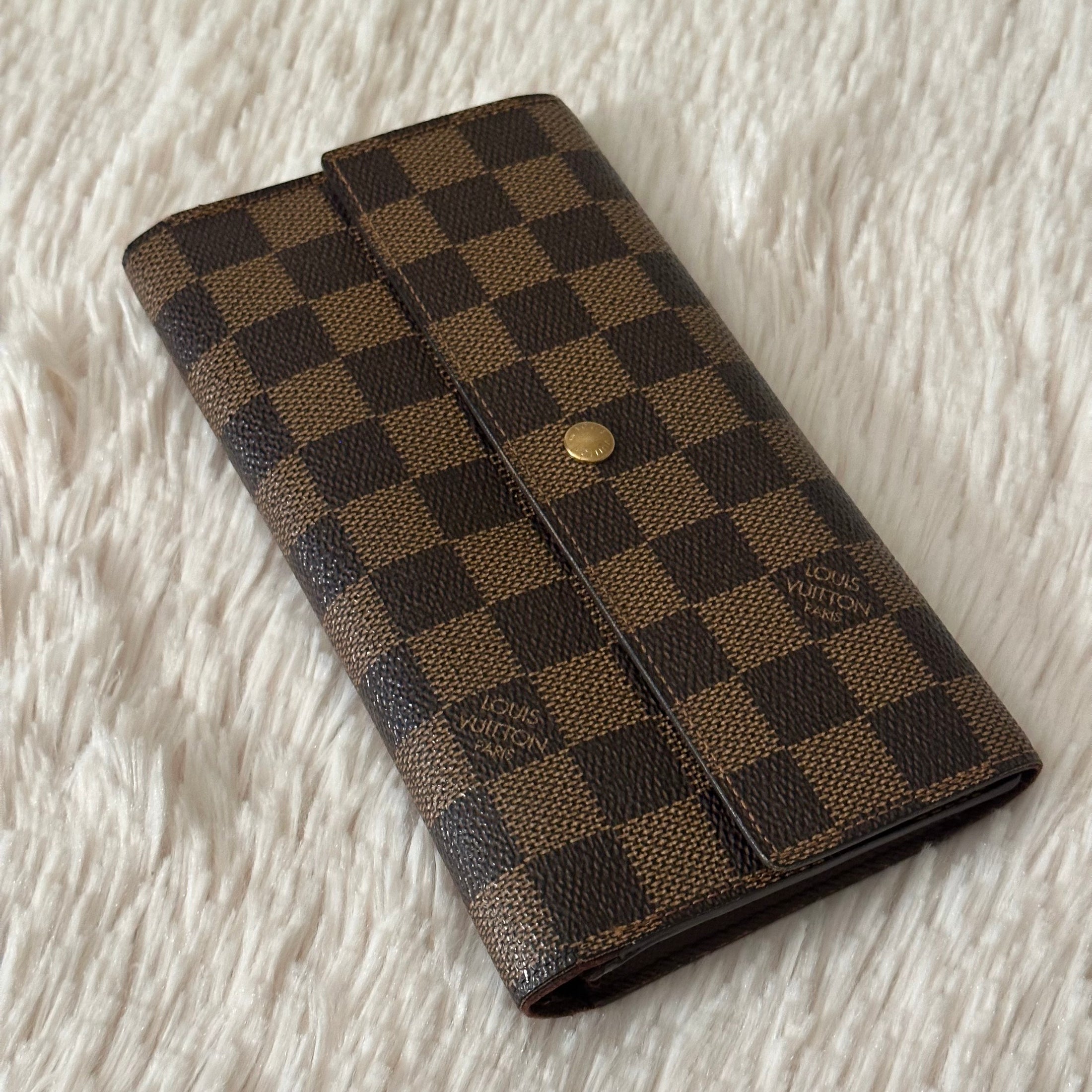 International Wallet in Damier Ebene